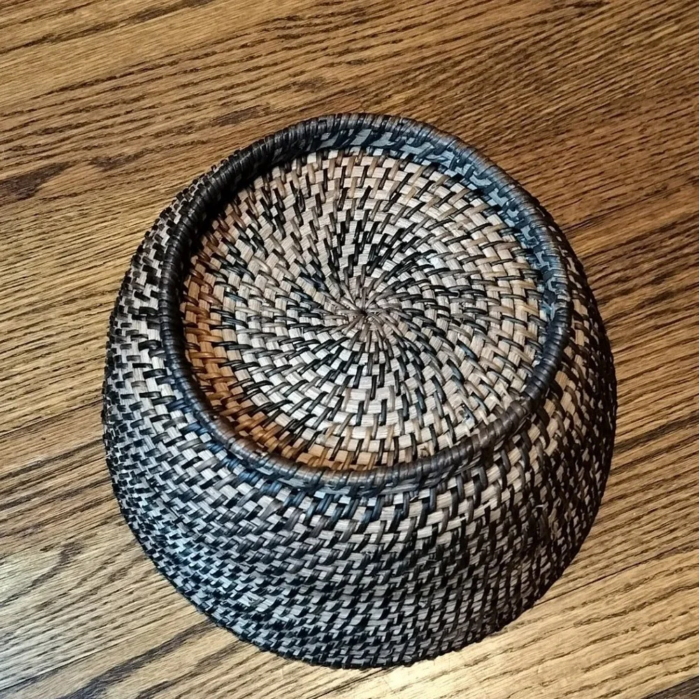 Vintage‎ Tightly Handwoven Coiled Grass Rattan Footed Basket Decorative